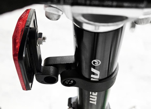 UCHWYT NA ODBLASK TYŁ DO SZTYCY 30,2-33,0mm