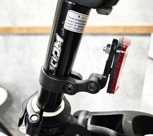 UCHWYT NA ODBLASK TYŁ DO SZTYCY 25,4-27,2mm