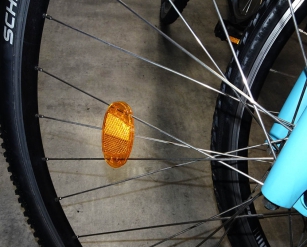 ODBLASK NA KOŁO SZPRYCHY WCISKANY POMARAŃCZOWY 1szt.