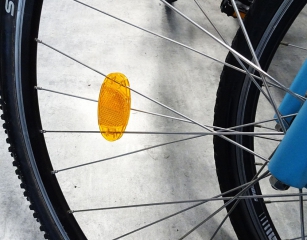 ODBLASK NA KOŁO SZPRYCHY WCISKANY POMARAŃCZOWY 1szt.