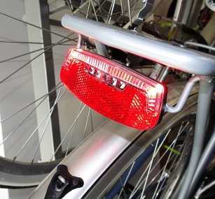 LAMPKA XC-286 TYŁ NA BAGAŹNIK 2-FUNKCJE NA BATERIE