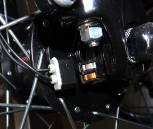 SHIMANO WTYCZKA PIASTY PRZÓD Z PRĄDNICĄ NEXUS