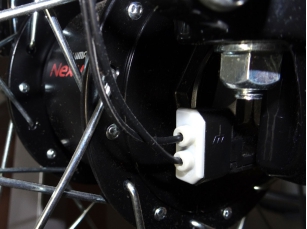 SHIMANO WTYCZKA PIASTY PRZÓD Z PRĄDNICĄ NEXUS