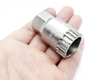 BIKE-HAND YC-26BB KLUCZ DO MISEK SUPORTU NA KWADRAT / OCTALINK