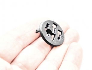 OSŁONA GNIAZDA ŁADOWANIA W BATERII LUB RAMIE