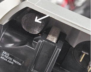 GUMOWY OGRANICZNIK SPRĘŹYSTY DO GNIAZDA AKUMULATORA