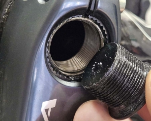 SHIMANO ŚRUBA TRZYMAJĄCA LEWĄ KORBĘ HOLLOWTECH II SZOSA